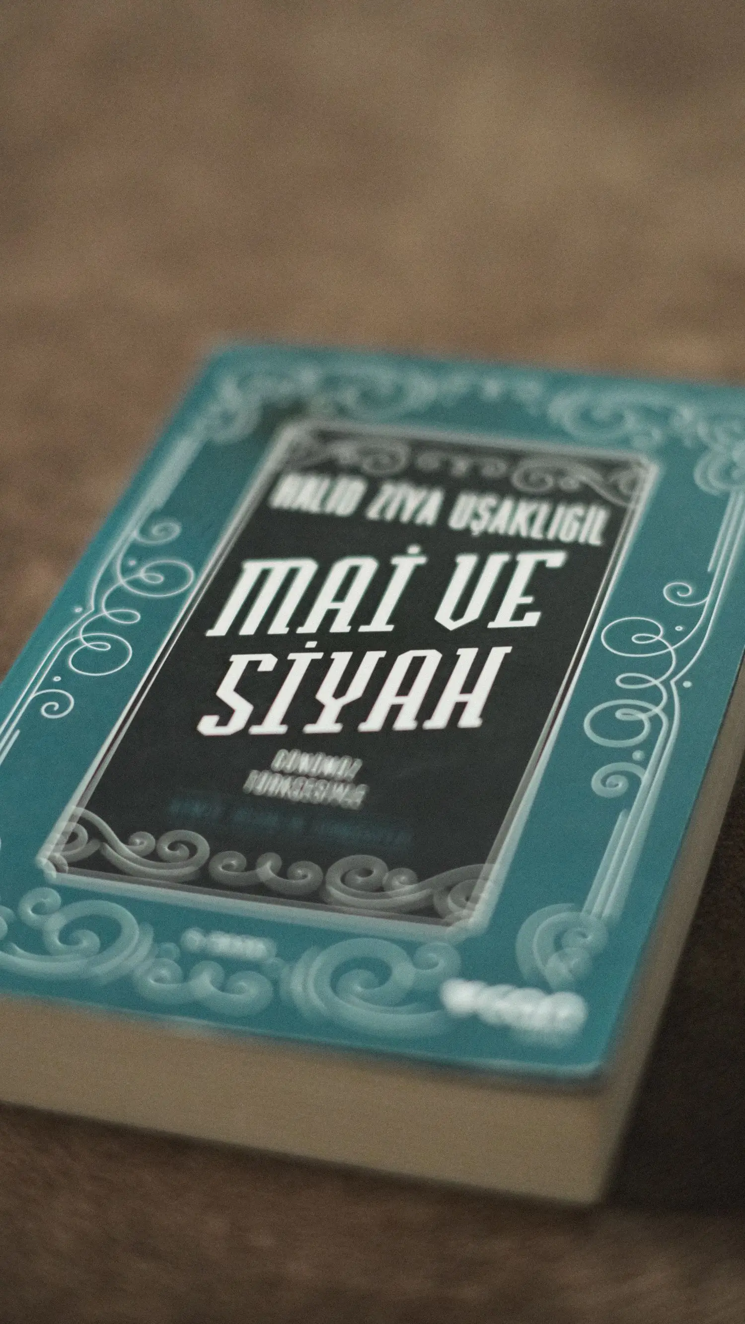 Mai ve Siyah book cover on a table